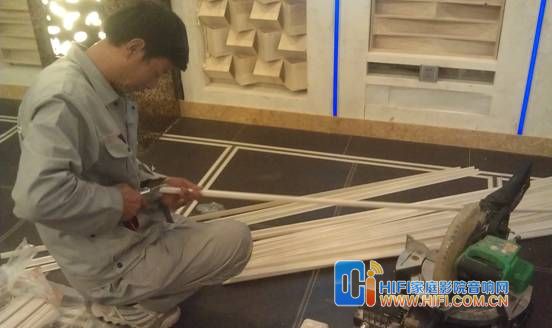 家庭影院装修软包夹条的施工作业