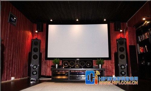 投影幕布要预留音箱的位置