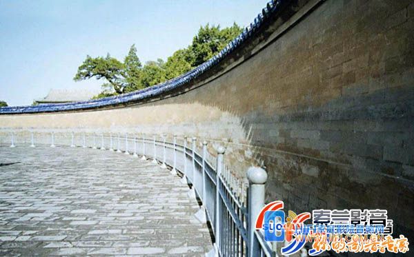 北京天坛皇穹宇，建有直径65米的回音壁